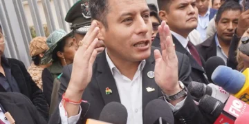 El vicepresidente Edmand Lara es entrevistado por la prensa. (Foto: APG)