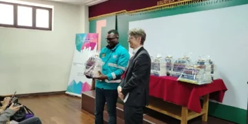 El secretario de Cultura, Américo Gemio, recibe de Tarmo Dix la donación. FOTO: GAMLP
