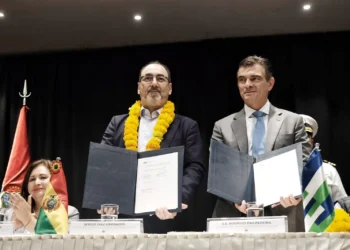 La firma del convenio con la CAF. Foto: APG.
