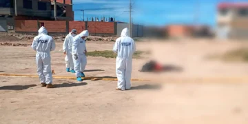 Personal del IDIF y la Policía realizaron el levantamiento del cuerpo. FOTO: Fiscalía de Oruro