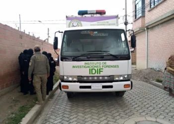 Personal de la Policía y la Fiscalía realizan el levantamiento del cuerpo sin vida de Ivonne. FOTO: FGE