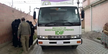 Personal de la Policía y la Fiscalía realizan el levantamiento del cuerpo sin vida de Ivonne. FOTO: FGE