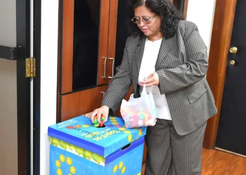 La ministra de Salud, Marcela Flores, deja su aporte en un ánfora. FOTO: Ministerio de Salud