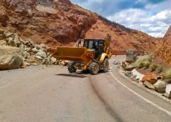 Trabajo de limpieza en una carretera. Foto: ABC.