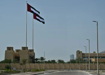 as banderas emiratíes ondean en Abu Dhabi el 4 de febrero de 2026. Foto: AFP