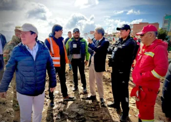 Autoridades verifican la zona donde se produjo el accidente. Foto: Ministerio de Obras Públicas.