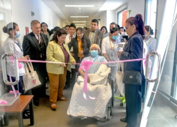 La ministra de Salud, Marcela Flores, junto a una paciente inauguró el 'Consultorio Rosa'. FOTO: Ministerio de Salud