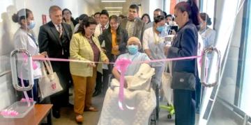 La ministra de Salud, Marcela Flores, junto a una paciente inauguró el 'Consultorio Rosa'. FOTO: Ministerio de Salud