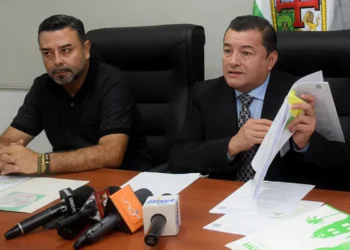 El secretario de Obras Públicas, Sergio Luna, y el alcalde Jhonny Fernández. Foto: GAMSC
