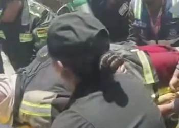 Uno de los bomberos afectados es auxiliado. FOTO: Captura RRSS
