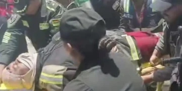 Uno de los bomberos afectados es auxiliado. FOTO: Captura RRSS