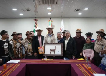 El ministro Oscar Justiniano expresó su compromiso con el sector camélido. Foto: Ministerio de Desarrollo Productivo.