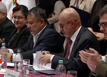 El Gobierno y rectores de universidades públicas firman el convenio. Foto: Captura Btv.