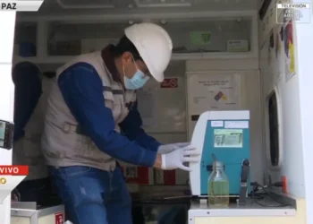 Un técnico de la ANH verifica la calidad del combustible. Foto: Captura Bolivia Tv.
