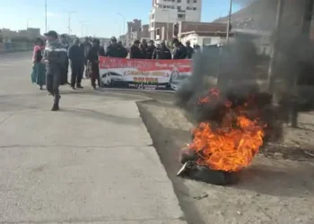Uno de los puntos de bloqueo fue instalado en el ingreso a Oruro. FOTO: RRSS
