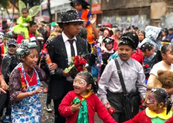 Niños, niñas, hermanos mayores y padres participan en el Corso Infantil. (Foto: AMUN)