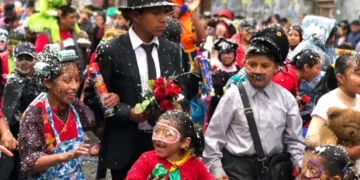 Niños, niñas, hermanos mayores y padres participan en el Corso Infantil. (Foto: AMUN)