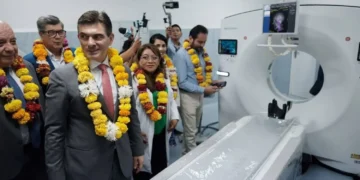 El presidente Rodrigo Paz en la entrega de un tomógrafo al Hospital Obrero de Tarija. FOTO: APG