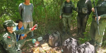 Efectivos de la Gendarmería de Argentina y los bolivianos aprehendidos junto a la droga y armas. (Foto: Gendarmería de Argentina)