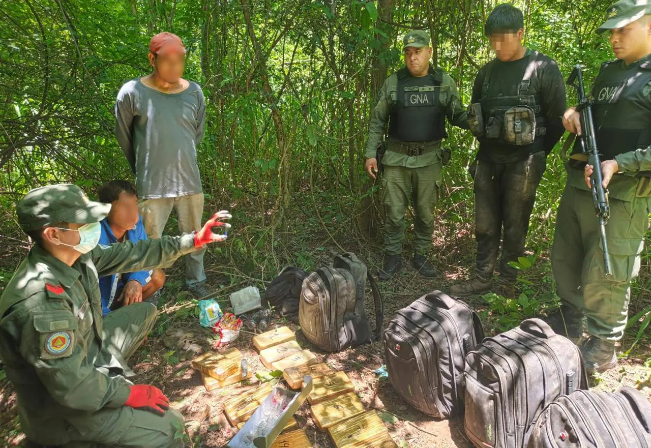 Efectivos de la Gendarmería de Argentina y los bolivianos aprehendidos junto a la droga y armas. (Foto: Gendarmería de Argentina)