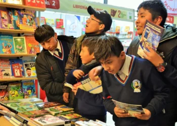 Estudiantes en un stand en la Feria Internacional del Libro de El Alto en 2025. FOTO: CDLLP