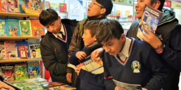 Estudiantes en un stand en la Feria Internacional del Libro de El Alto en 2025. FOTO: CDLLP