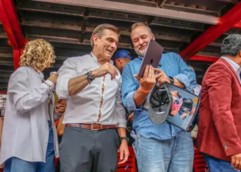 El presidente Rodrigo Paz junto al gerente de Entel, Jorge del Solar. Foto: Ministerio de Obras Públicas.