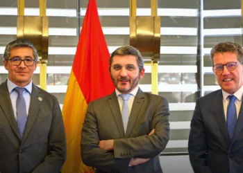 El ministro Espinoza junto al embajador de Francia en Bolivia y el representante de la AFD. Foto: Ministerio de Economía.