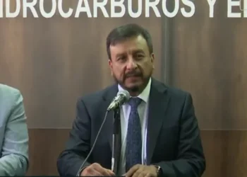 Autoridades del sector brindan información sobre la calidad de combustible. Foto: Captura BTv.