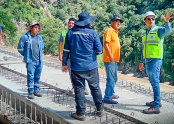 Funcionarios de la ABC y trasnportistas inspeccionan carreteras.
Foto: Ministerio de Obras Públicas.