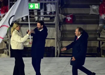 Renaud Muselier, presidente de Provenza-Alpes-Costa Azul, y Fabrice Pannekoucke, presidente de Auvernia-Ródano-Alpes, reciben la bandera olímpica de parte de la presidenta del COI, Kirsty Coventry. (FOTO: AFP)
