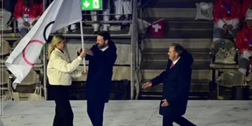 Renaud Muselier, presidente de Provenza-Alpes-Costa Azul, y Fabrice Pannekoucke, presidente de Auvernia-Ródano-Alpes, reciben la bandera olímpica de parte de la presidenta del COI, Kirsty Coventry. (FOTO: AFP)