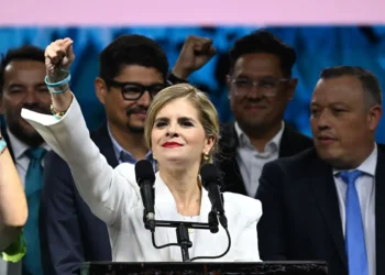 Laura Fernández en la conferencia de prensa  tras conocer los resultados. Foto: AFP