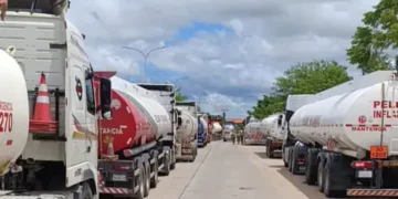 Cisternas hacen fila en instalaciones de la refinería de Palmasol. Foto: Comité Pro Santa Cruz