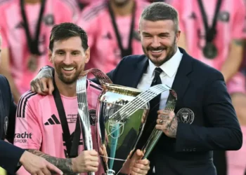Lionel Messi y David Beckham posan con el trofeo de campeones de la MLS. (FOTO: AFP)