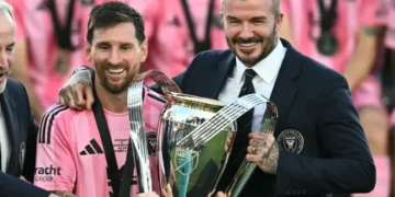 Lionel Messi y David Beckham posan con el trofeo de campeones de la MLS. (FOTO: AFP)
