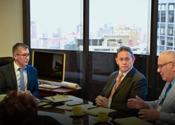 El presidente de Cabotur, Luis Ampuero, se reunió con autoridades del Ministerio de Economía. Foto: MEFP.