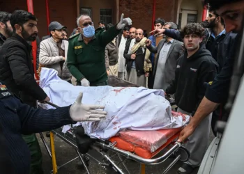 La gente transporta el cadáver de una víctima del atentado suicida en la mezquita chiíta. Foto: AFP