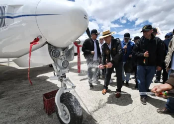El presidente Rodrigo Paz ch'alla el avión presidencial.
Foto: Rodrigo Paz