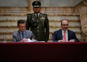 El presidente de la CAF junto a Rodrigo Paz Pereira. Foto RRSS.