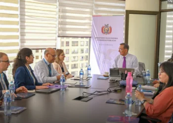 El viceministro de Presupuesto, Jaime Coronado, recibió a una delegación del BID. Foto: Ministerio de Economía.