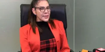 La diputada Sandra Rivero es entrevistada por la prensa.