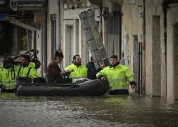 Equipos de emergencia en el sur de Francia tras el paso de la tormenta Nils. Foto: AFP
