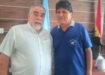 El candidato a la Alcaldía de Santa Cruz de la Sierra, Carlos Subirana y Evo Morales.