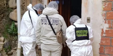 La Policía llegó al lugar del crimen para el levantamiento del cadáver. FOTO: Fiscalía de La Paz