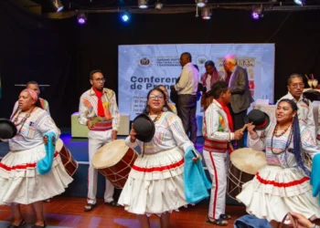 Con música y danza afroboliviana se presntó una obra literaria. FOTO: MTSCFyG