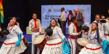 Con música y danza afroboliviana se presntó una obra literaria. FOTO: MTSCFyG