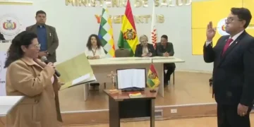 La ministra de Salud, Marcela Flores, posesiona el nuevo director de la ASUSS. FOTO: Captura BTV
