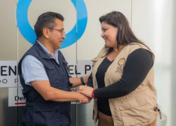 El defensor del Pueblo, Pedro Callisaya y la jefa de la Misión de la OEA, Cindy Quesada. (Foto: OEA)