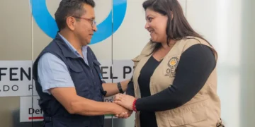 El defensor del Pueblo, Pedro Callisaya y la jefa de la Misión de la OEA, Cindy Quesada. (Foto: OEA)